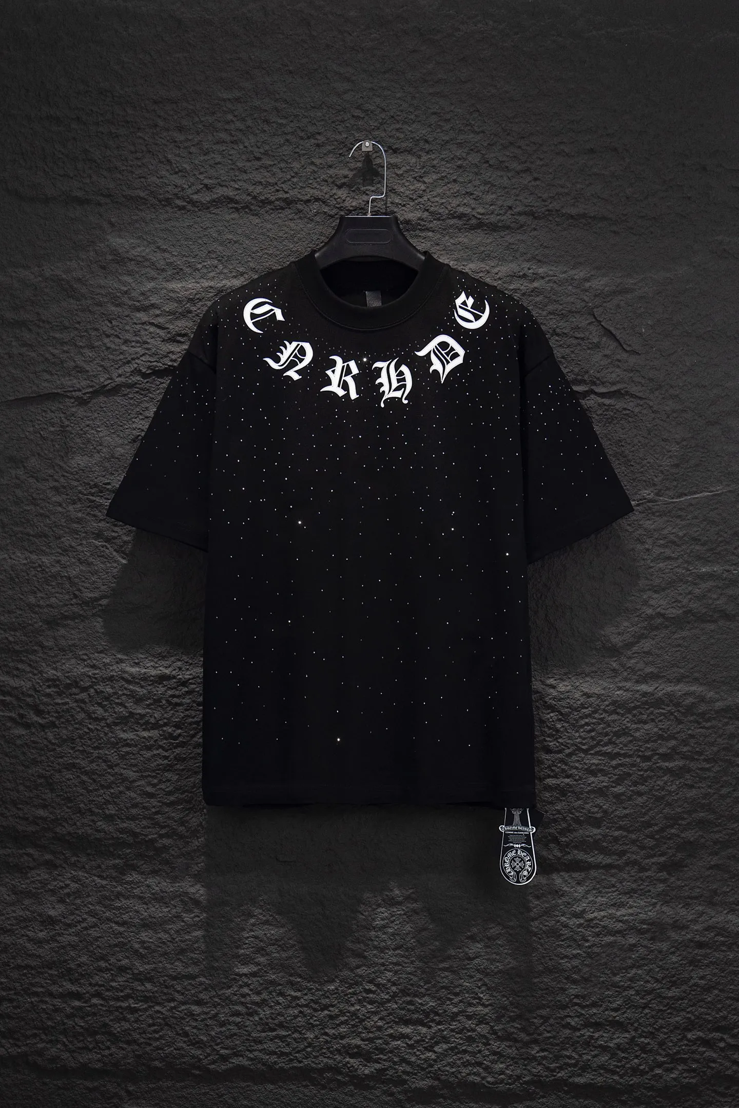 P200 🆕Chrome Hearts 25ss os version is really charming and Chrome Hearts is really a must-have. Every season’s new version is made to the extreme. It is very practical and can be worn casually. Nice✔️ - ⚠️100% cotton. It is made of 32-count double yarn, 260-gram weight fabric and imported knitted needle carded cotton. It has moderate thickness, drape and contour, and the upper body is comfortable! ! It is very tolerant to fat body types and can instantly lose five pounds after wearing it!  Specially ordered many Austrian hot diamonds, which have the bling bling effect of natural crystals under the light, with multi-faceted reflective points, and the production cost is extremely high. The laser molding includes a computer engraving machine and a laser machine, which are accurate in units of particles. Finally, it is hot and set at high temperature. After the hot ironing, the firmness needs to be tested repeatedly on the hot stamping. It can show colorful reflections under the light. The collar webbing extends to the shoulders for reinforcement, and the stitching at the joints. The hem and cuffs are all made with 0.2mm stitch double-thread stitching. They are carefully produced at a high cost. The attitude of making goods with a magnifying glass restores the quality and effect of the product. The full set of customized accessories only presents every detail to the customer. Printing is done using film printing. 50,000 positioning is very time-consuming. The body is treated with silicone elements, which greatly increases the interest of the clothing; unique visual effects. After special treatment, a unique effect is formed. An irregular hem is added to the version. This year's Kroxin is the main version. In the past two years, the oversize version has become the focus of the trend and has been a popular staple in the past two years. The change of designers has made this brand an instant hit. The progressive fashion of the times also needs the blood impact of fresh elements and trendy designs in order to continue its glory! It’s stylish both inside and outside, a must-have for high street travel! An absolute "eye-catching style" that can match couples 💏 Color: Black White Size: S M L XL